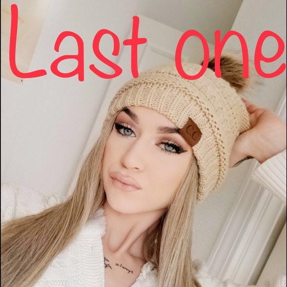 CC Boutique Accessories - CC beanie BEIGE Pom style